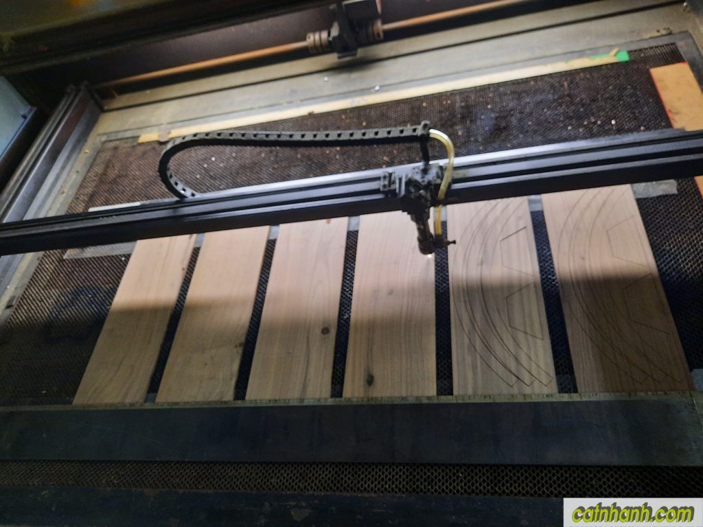 cắt láer trên gỗ tự nhiên