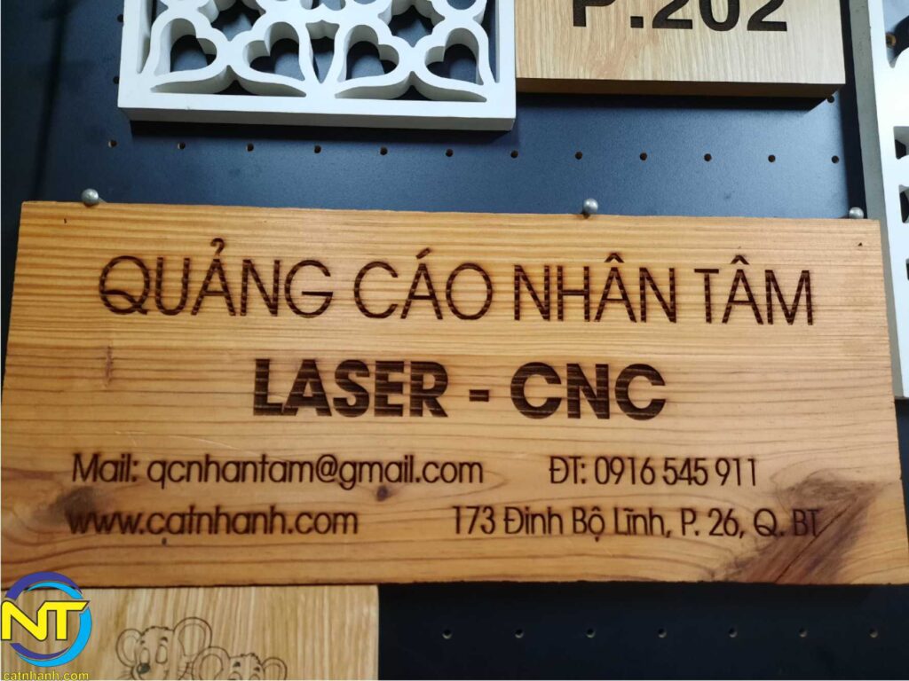cắt gia công gỗ thông dùng khắc laser làm bảng hiệu quảng cáo